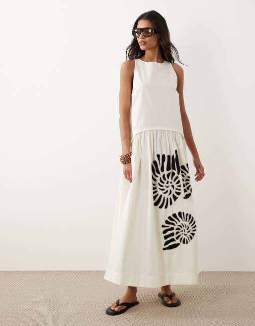 ASOS DESIGN - Vestito lungo neutro con vita scesa e conchiglie ricamate colore neutro