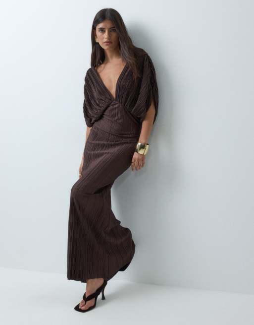 ASOS DESIGN vestito lungo plissé con scollo profondo e maniche ad ali di pipistrello color cioccolato, 4 di 5