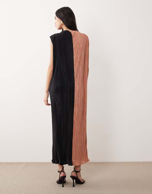ASOS DESIGN - Vestito lungo plissé senza maniche color block nero e color toffee, 2 di 4