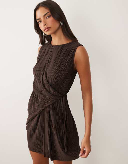ASOS DESIGN - Vestito lungo senza maniche avvolgente plissé color cioccolato, 3 di 4