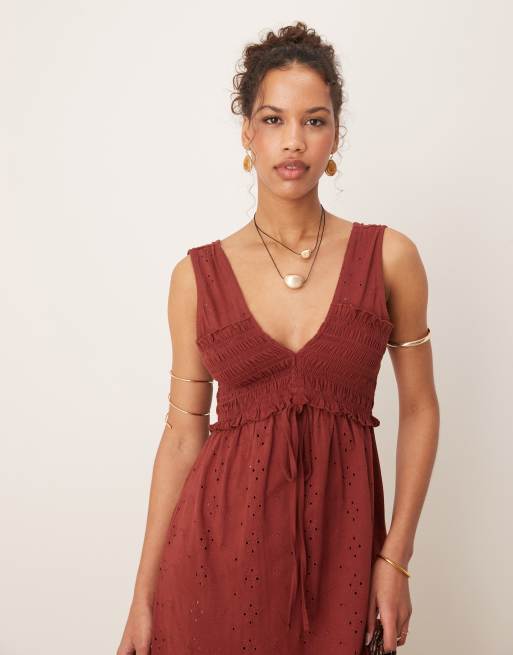 ASOS DESIGN - Vestito lungo senza maniche in pizzo rosso a balze con scollo profondo, 3 di 4