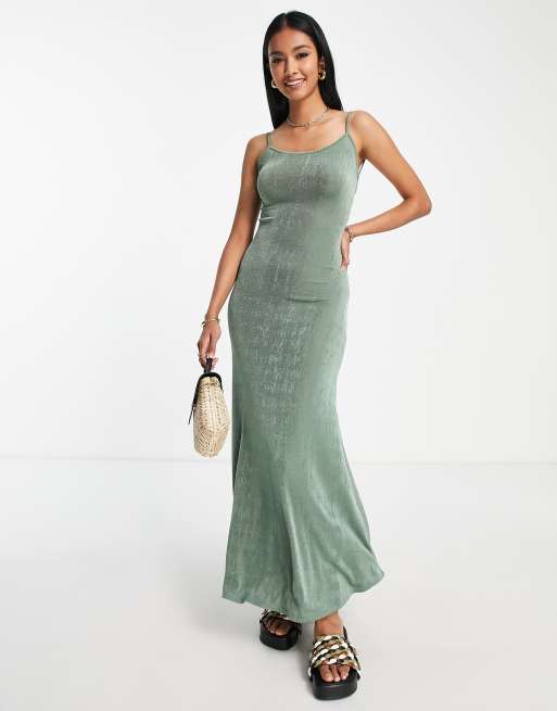 ASOS DESIGN - Vestito lungo sinuoso con spalline sottili e schiena scoperta verde oliva