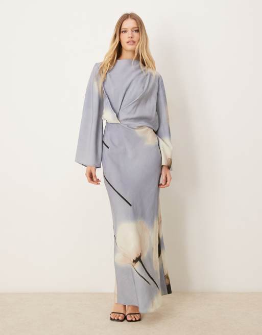 ASOS DESIGN - Vestito lungo taglio sbieco a maniche lunghe raccolto in vita blu a fiori vistosi