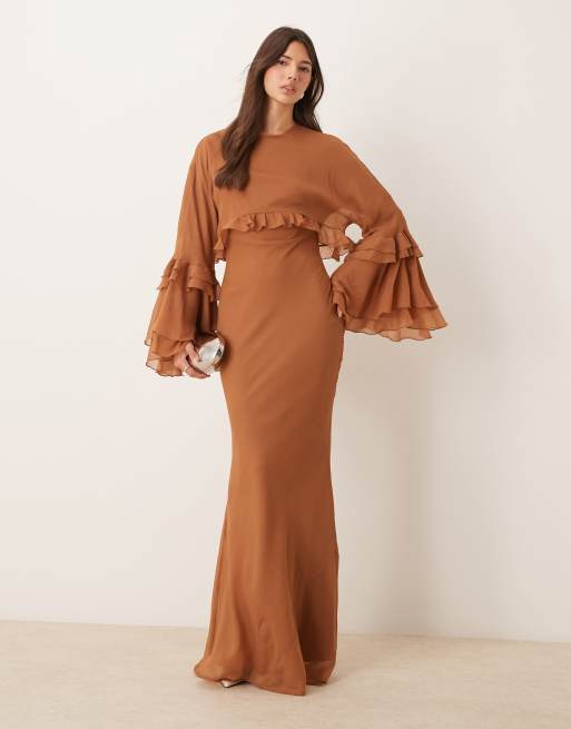ASOS DESIGN - Vestito lungo taglio sbieco marrone con strato sovrapposto, maniche ad ali di pipistrello e volant