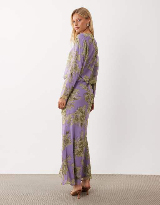 ASOS DESIGN vestito maxi a maniche lunghe con scollo a barchetta e stampa floreale verde e viola, 2 di 4