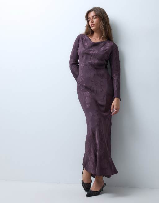 ASOS DESIGN vestito maxi aperto dietro con maniche svasate in jacquard color cioccolato, 2 di 4