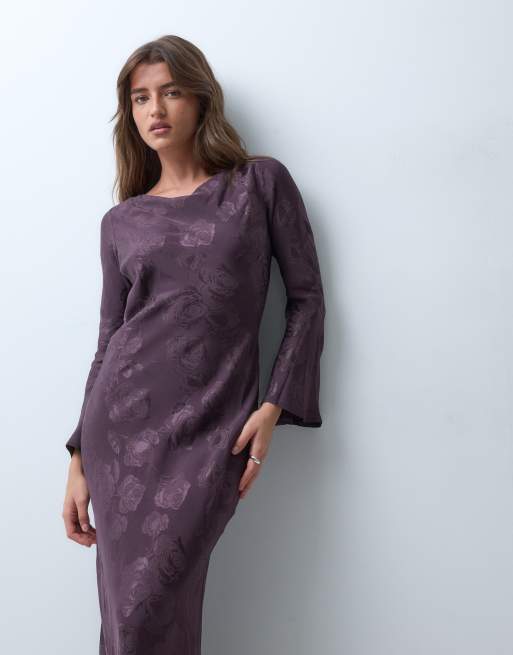 ASOS DESIGN vestito maxi aperto dietro con maniche svasate in jacquard color cioccolato, 3 di 4