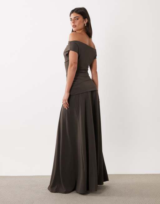 ASOS DESIGN vestito maxi drappeggiato con spalle scoperte color caffè, 3 di 4