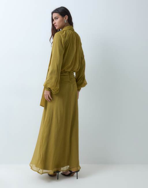 ASOS DESIGN vestito maxi in chiffon con collo alto drappeggiato e laccio al collo color ocra, 2 di 5