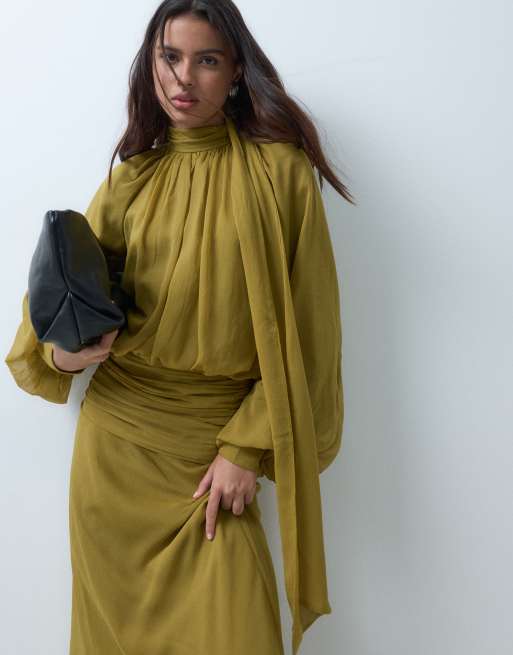 ASOS DESIGN vestito maxi in chiffon con collo alto drappeggiato e laccio al collo color ocra, 3 di 5
