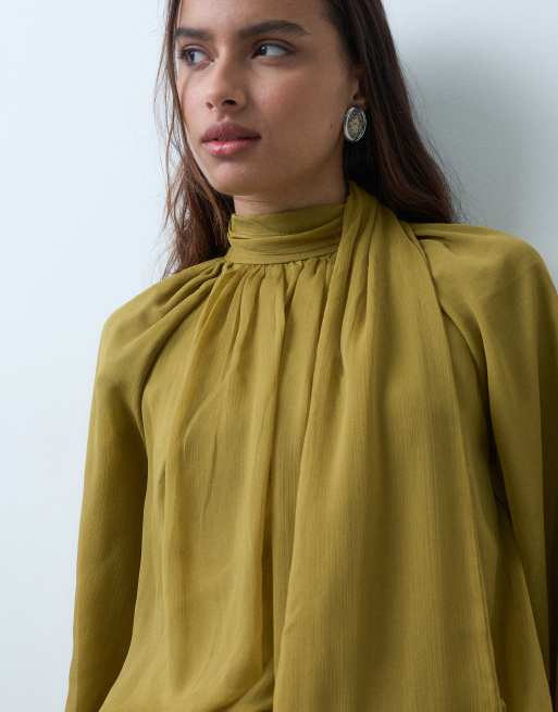 ASOS DESIGN vestito maxi in chiffon con collo alto drappeggiato e laccio al collo color ocra, 4 di 5