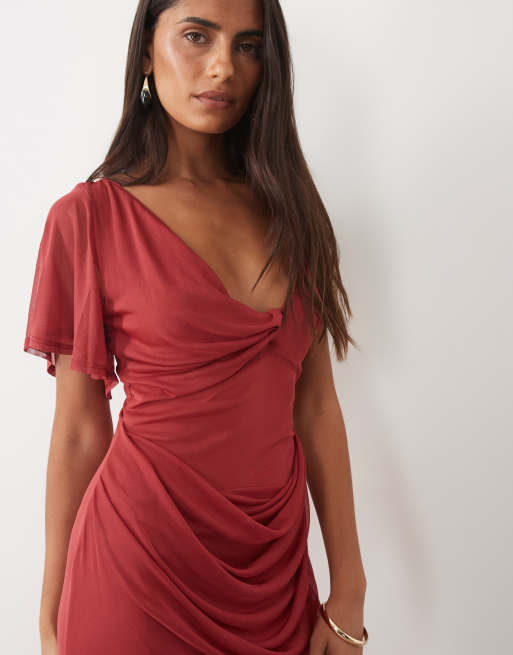 ASOS DESIGN vestito maxi in rete drappeggiata con manica asimmetrica rosso ciliegia, 3 di 4