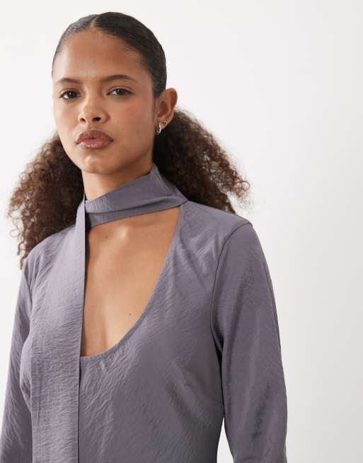 ASOS DESIGN vestito maxi in tessuto tecnico con scollo rotondo, maniche lunghe e sciarpa, color antracite, 2 di 4