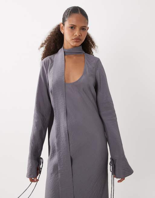 ASOS DESIGN vestito maxi in tessuto tecnico con scollo rotondo, maniche lunghe e sciarpa, color antracite, 3 di 4