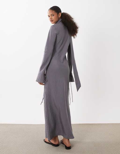 ASOS DESIGN vestito maxi in tessuto tecnico con scollo rotondo, maniche lunghe e sciarpa, color antracite, 4 di 4