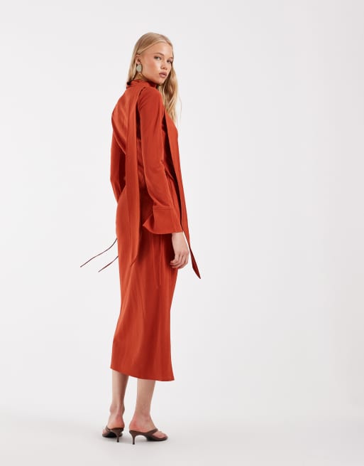 ASOS DESIGN vestito maxi in tessuto tecnico con scollo rotondo, maniche lunghe e sciarpa, color ruggine, 3 di 4