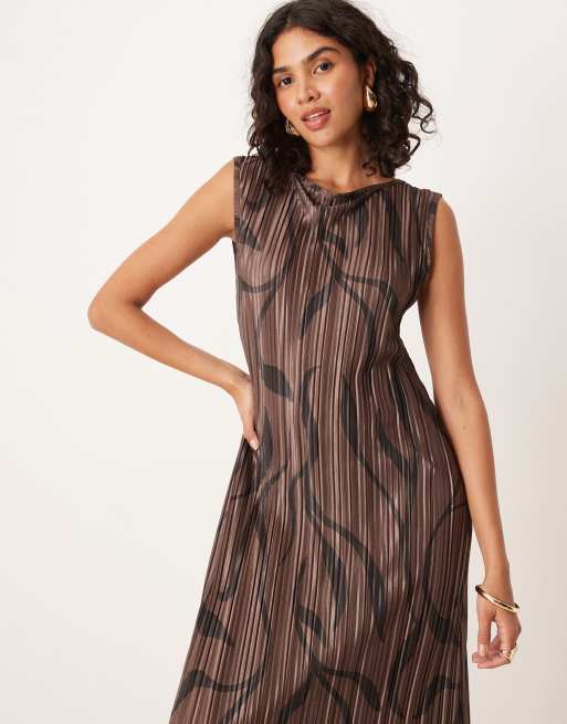 ASOS DESIGN - Vestito midi a colonna senza maniche plissé marrone con stampa astratta, 3 di 4
