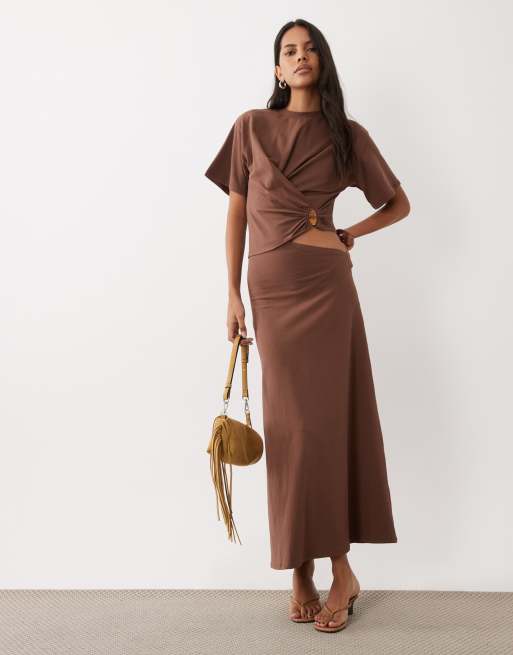 ASOS DESIGN vestito midi a maniche corte con dettaglio annodato e cut-out in marrone cioccolato, 2 di 4