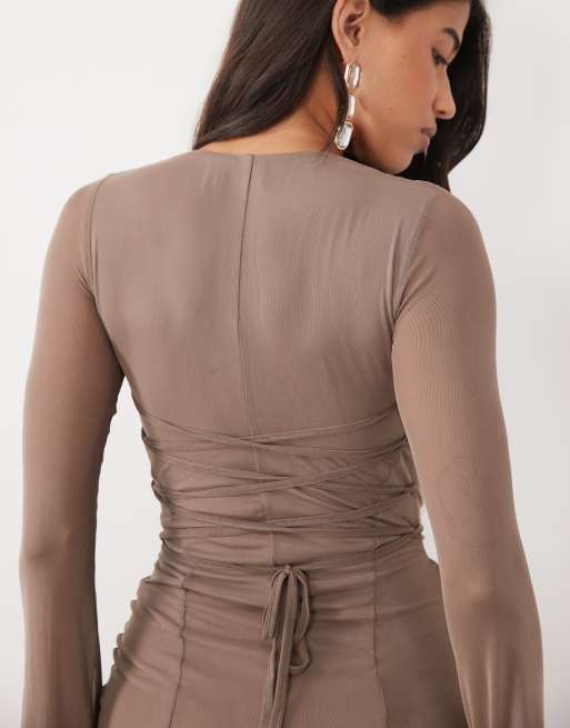 ASOS DESIGN vestito midi a maniche lunghe in rete con maniche a pipistrello e allacciatura sul retro in mocha, 3 di 4