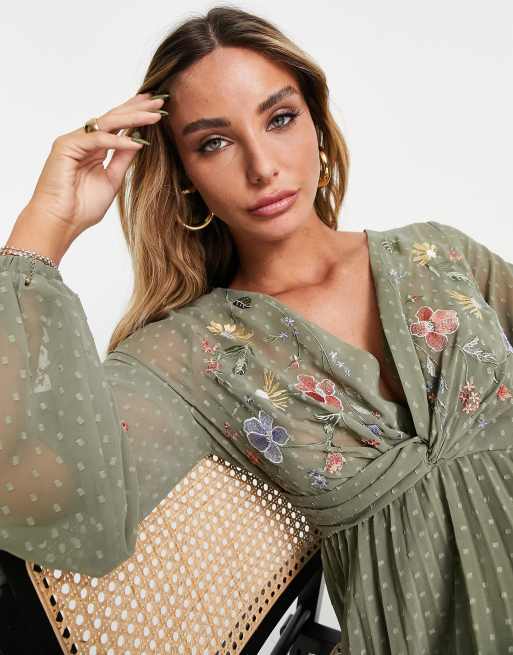 ASOS DESIGN - Vestito midi a pieghe in plumetis kaki con ricami e incrocio frontale, 3 di 4