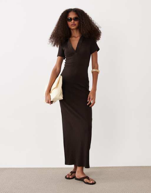 ASOS DESIGN - Vestito midi a polo a maniche corte a coste color cioccolato