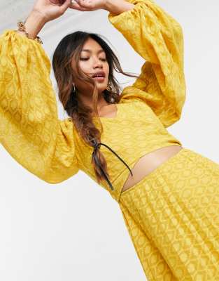 Vestito midi a portafoglio allacciato in plumetis a pieghe senape-Giallo - ASOS DESIGN  donna Giallo - immagine2