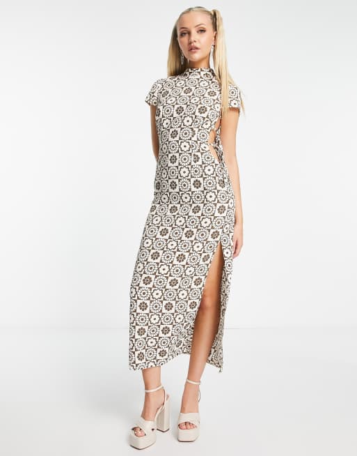 ASOS DESIGN - Vestito midi accollato in raso con stampa fantasia floreale anni '60 e laccetti sui lati