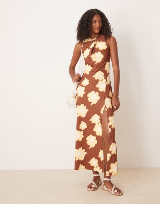 ASOS DESIGN - Vestito midi accollato senza maniche marrone a fiori con dettaglio incrociato sullo scollo