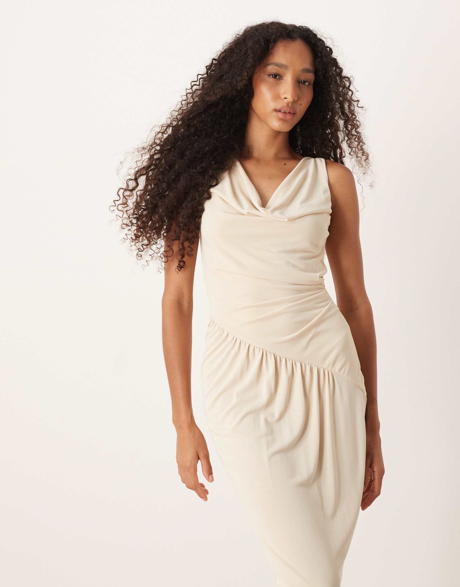 ASOS DESIGN - Vestito midi asimmetrico e arricciato color crema con scollo ad anello