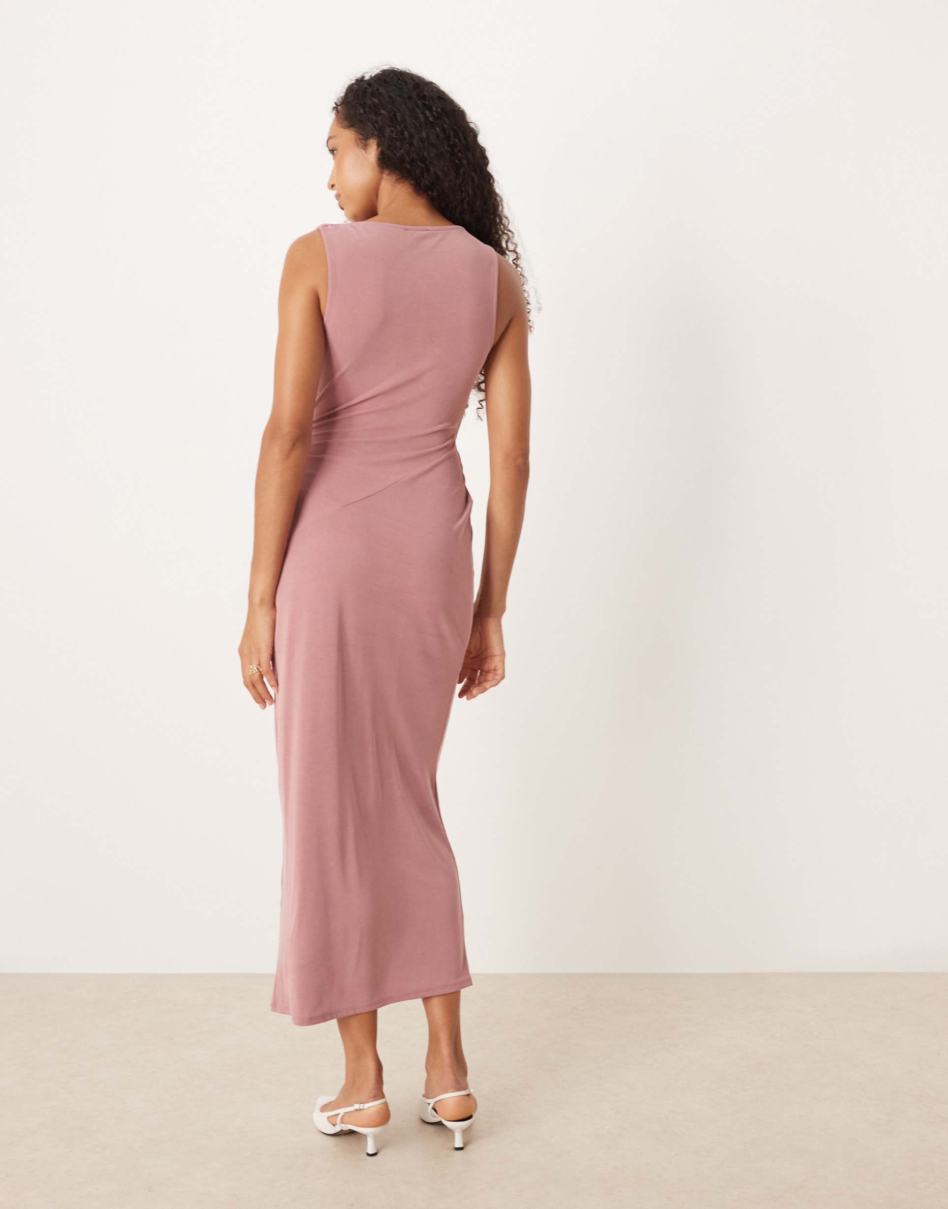 ASOS DESIGN - Vestito midi asimmetrico e arricciato rosa con scollo ad anello
