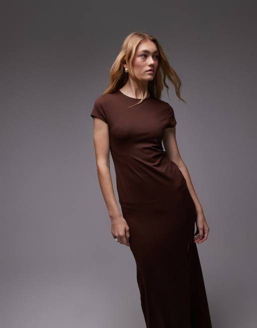 ASOS DESIGN - Vestito midi color cioccolato con maniche ad aletta, arricciature laterali e spacco anteriore