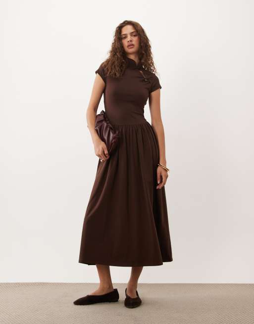 ASOS DESIGN vestito midi con maniche a cappuccio, colletto alla coreana e vita scesa marrone, 2 di 4
