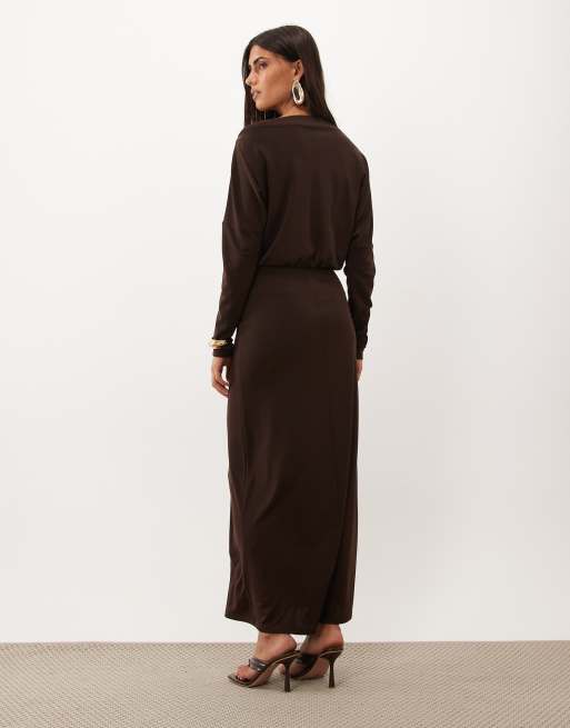 ASOS DESIGN vestito midi con scollo a barchetta, maniche lunghe e maniche a campana in chocolate, 4 di 4
