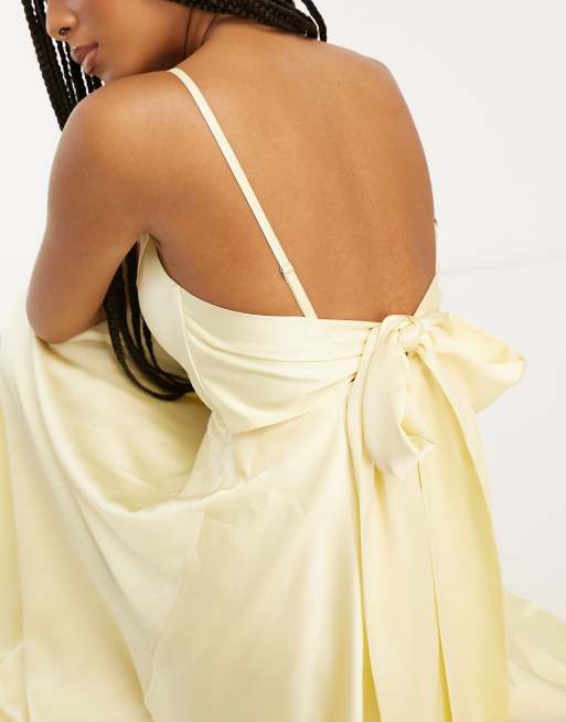 ASOS DESIGN - Vestito midi da damigella allacciato sul retro in raso color limone, 2 di 4