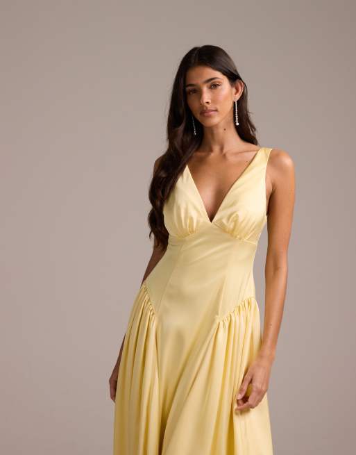 ASOS DESIGN - Vestito midi da damigella in raso color limone con scollo profondo e vita scesa, 2 di 5