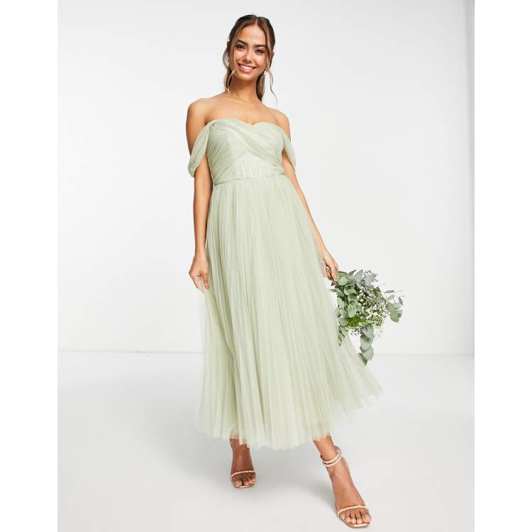 ASOS DESIGN Vestito midi da damigella in tulle rosa con spalle scoperte allacciatura sul retro e gonna a pieghe color salvia