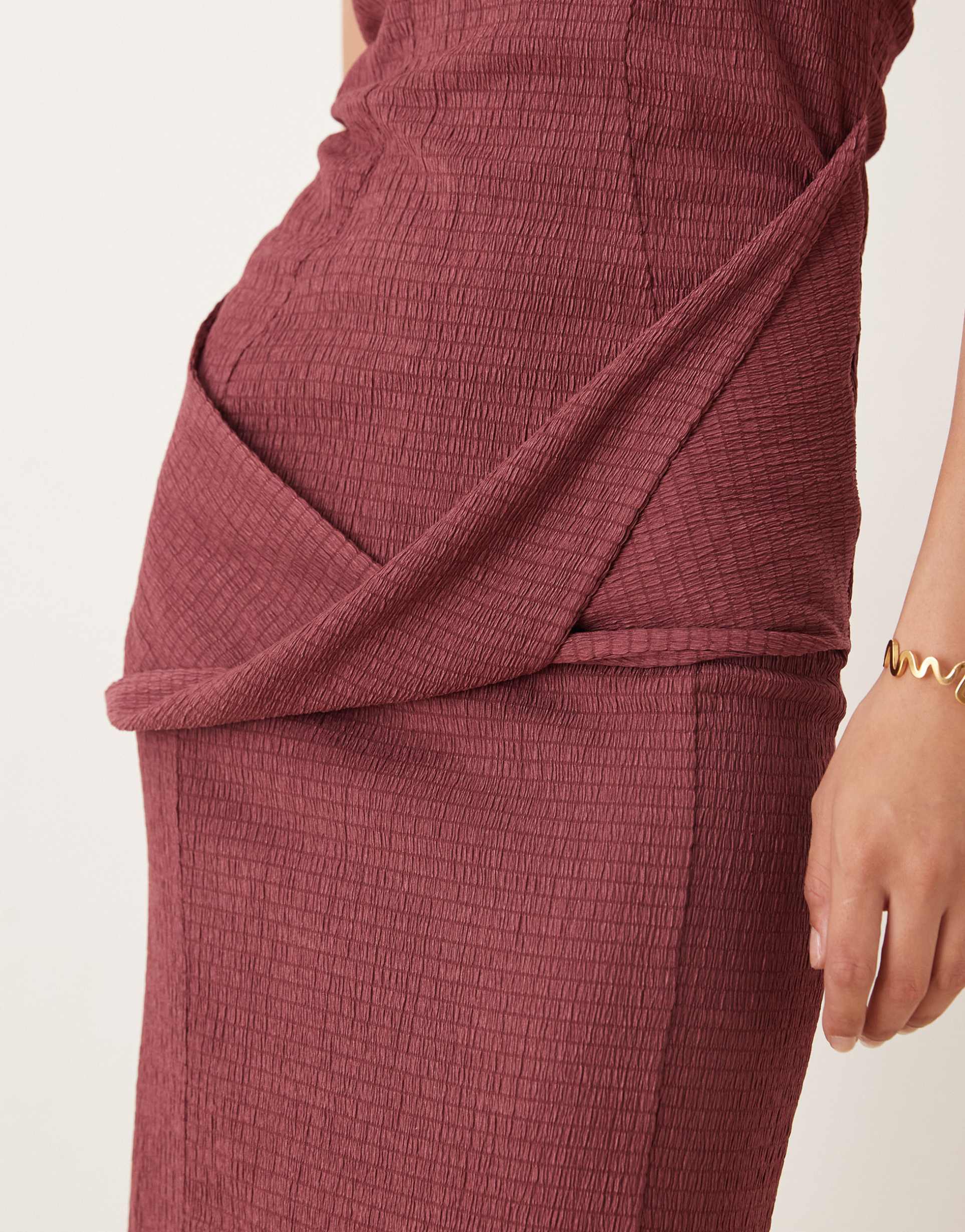 ASOS DESIGN - Vestito midi drappeggiato in vita allacciato al collo color gelso testurizzato