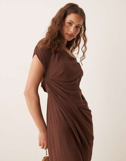 ASOS DESIGN - Vestito midi in lino marrone cioccolato con gonna avvolgente e spalle scese intrecciate, 3 di 4
