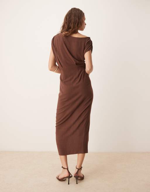 ASOS DESIGN - Vestito midi in lino marrone cioccolato con gonna avvolgente e spalle scese intrecciate, 4 di 4