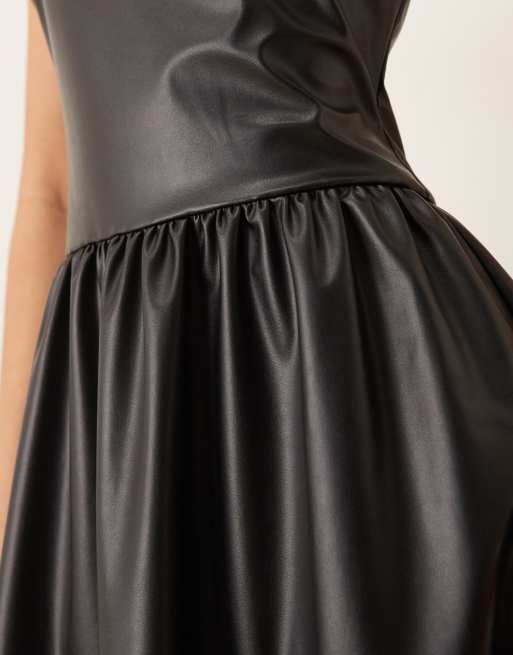 ASOS DESIGN - Vestito midi in pelle sintetica nera con gonna a ruota e scollo a vogatore, 4 di 4