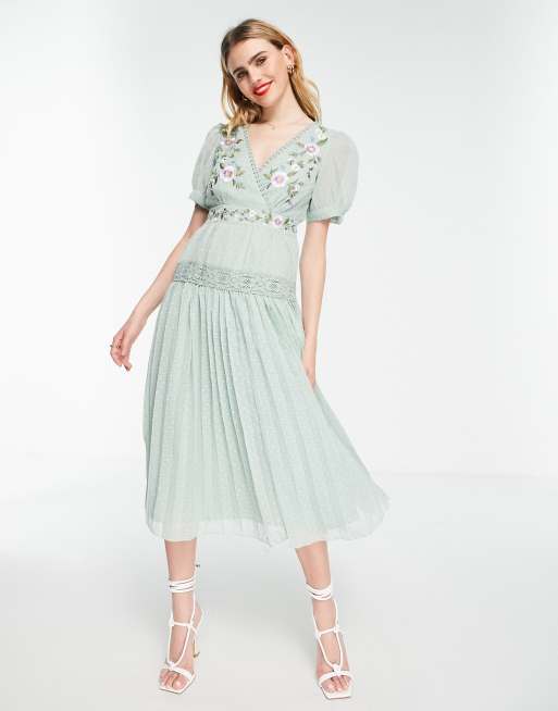 ASOS DESIGN - Vestito midi in plumetis a pieghe con vita scesa e ricami