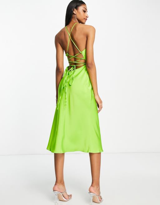 ASOS DESIGN - Vestito midi incrociato sul davanti allacciato al collo e dietro in raso verde, 2 di 4