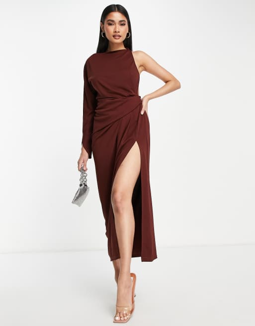 ASOS DESIGN - Vestito midi monospalla in crêpe color cioccolato con apertura sul retro