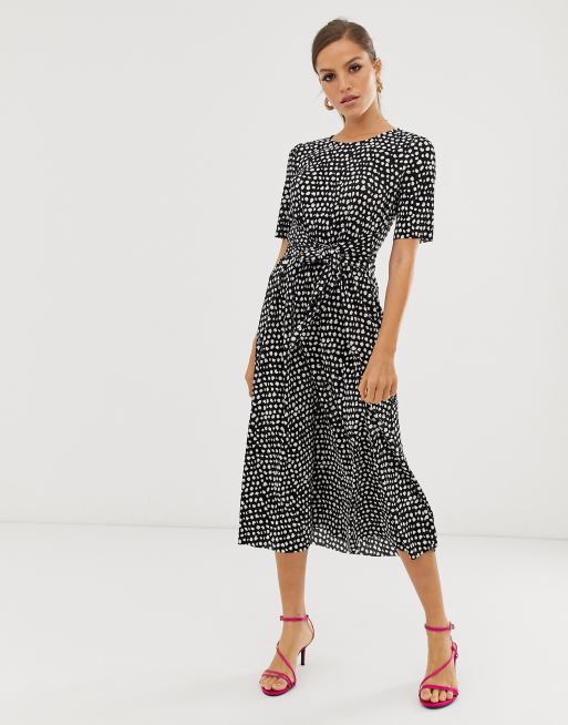 ASOS DESIGN - Vestito midi plissé allacciato in vita con pois monocromatici