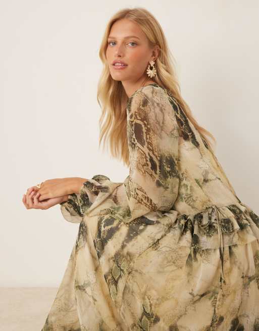 ASOS DESIGN - Vestito midi stile grembiule con scollo a V e volant verde con stampa astratta, 4 di 4