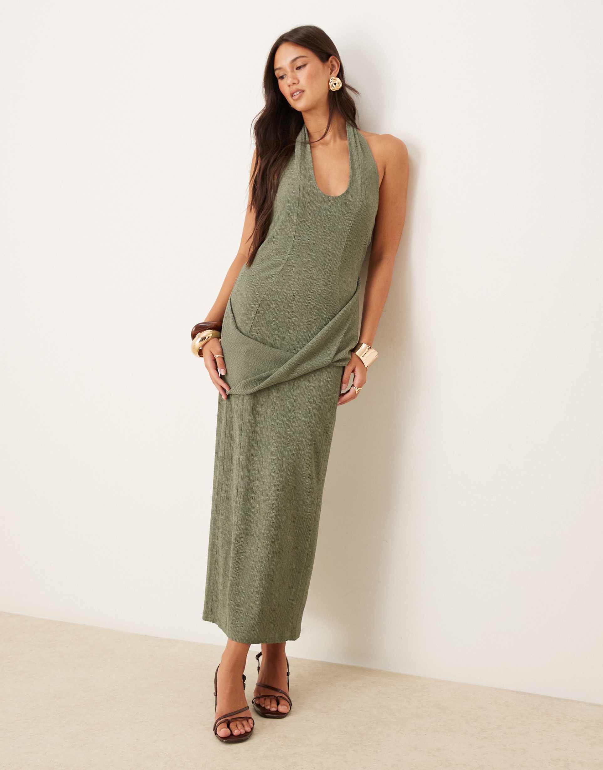 ASOS DESIGN - Vestito midi testurizzato kaki allacciato al collo con drappeggio in vita