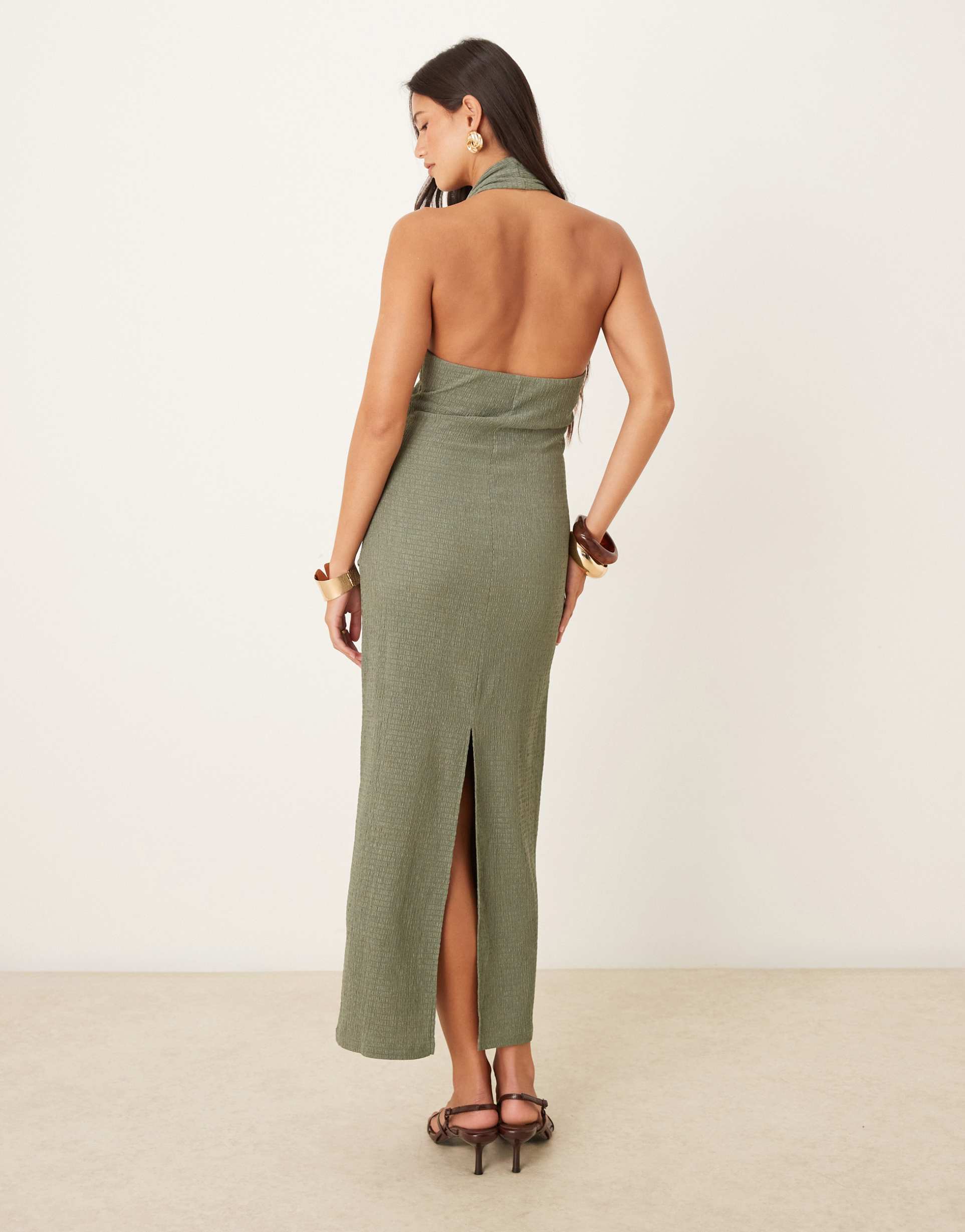 ASOS DESIGN - Vestito midi testurizzato kaki allacciato al collo con drappeggio in vita