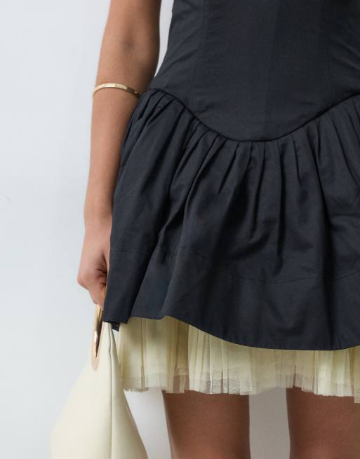 ASOS DESIGN vestito mini a fascia con gonna ampia e fondo a contrasto nero, 3 di 5