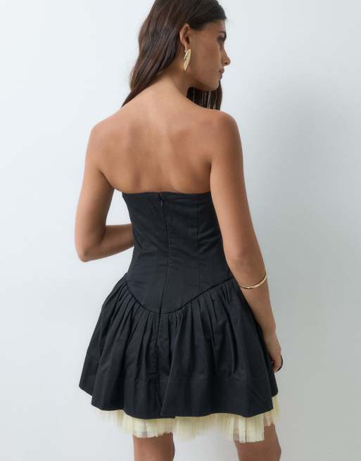 ASOS DESIGN vestito mini a fascia con gonna ampia e fondo a contrasto nero, 4 di 5