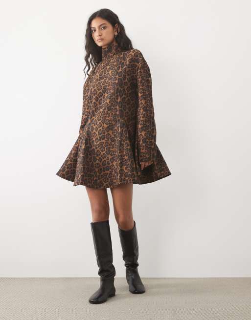 ASOS DESIGN vestito mini strutturato con collo a imbuto e godet in stampa leopardata, 2 di 4